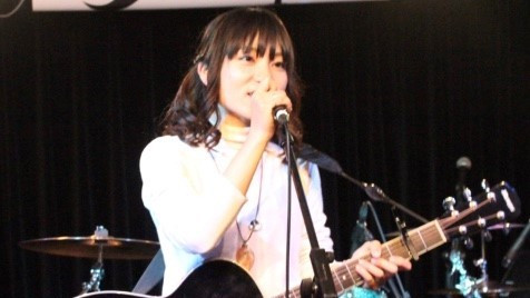 Ritty‣関西圏を中心に活動中のシンガーソングライター。バンドではベースも操るマルチプレイヤー。1stアルバム『SOON』、CD、music.jpを始め、各種音楽配信サービスより発売中。