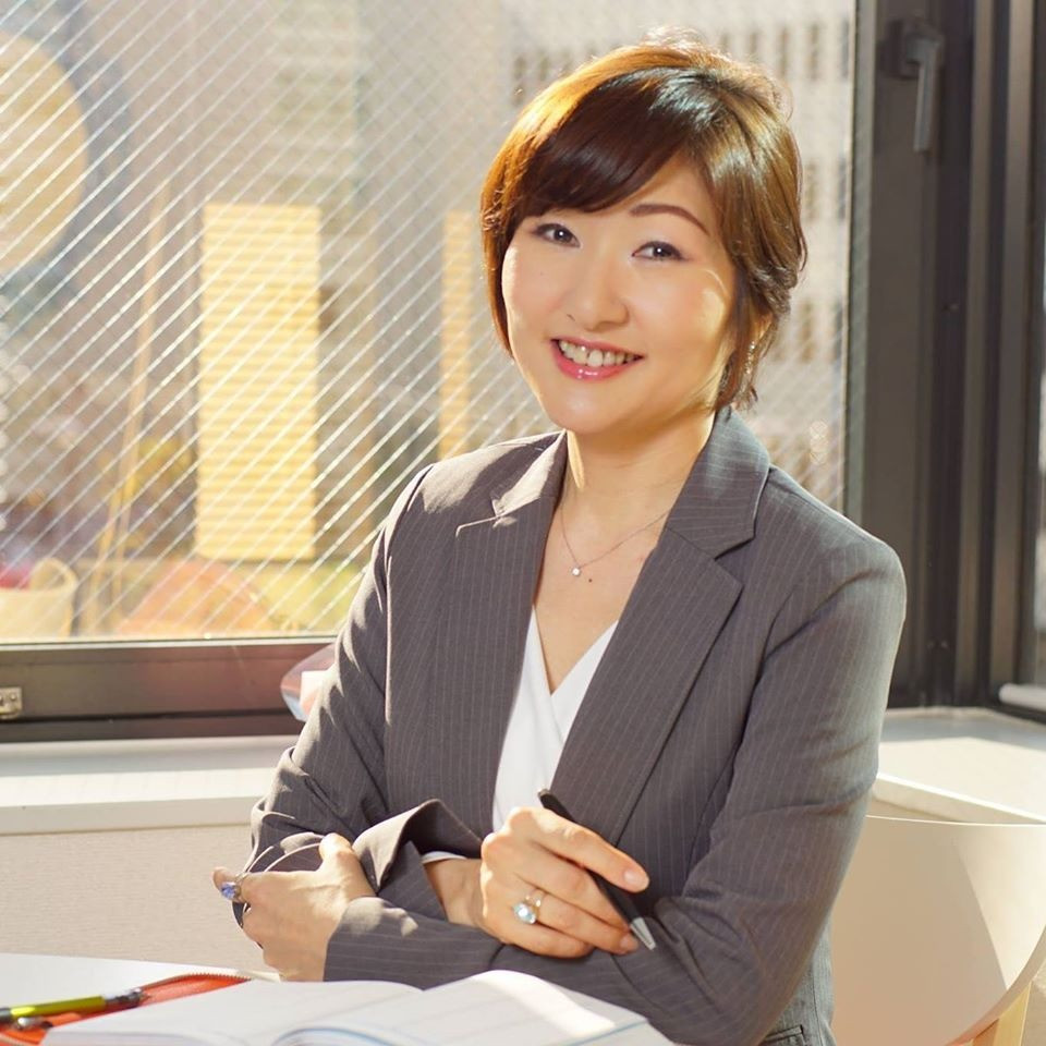 西元有紀‣フリーアナウンサー、ボイストレーナー、ボーカリスト、ラジオDJ、各種研修講師として活躍中。心に響く声づくり「心響塾 Cocone-Juku」主宰、Plaisir 代表